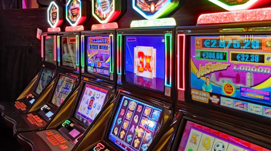 Slot machines showing volatility cues and payout rhythm